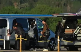 Lionel Messi tras bajar del avión en el aeropuerto de Rosario. 