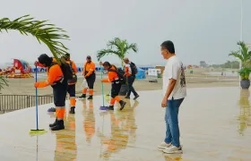 Alcalde de Cartagena, Dumek Turbay, en plena lluvia en el Gran Malecón del Mar