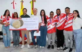 Los deportistas con el gobernador del Atlántico, Eduardo Verano, y el director de Indeportes, Iván Urquijo.