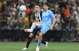 Franco Pizzichillo, de Montevideo City Torque, domina el balón ante la marca del colombiano Kevin Castaño.