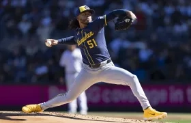 El dominicano Freddy Peralta con el uniforme de los Cerveceros antes de pasar a los Rays.