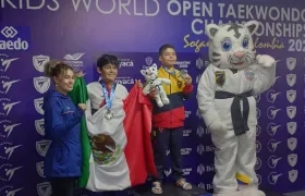 Isaac Penenrey, ganador de medalla de oro, en el podio.
