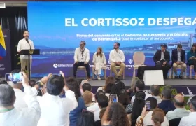 Abelardo De La Espriella en la firma de la concesión.