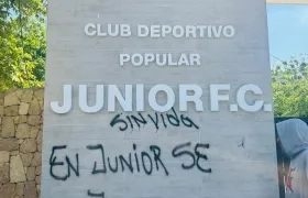 Mensaje escrito por los vándalos en la entrada de la sede deportiva Adela de Char.