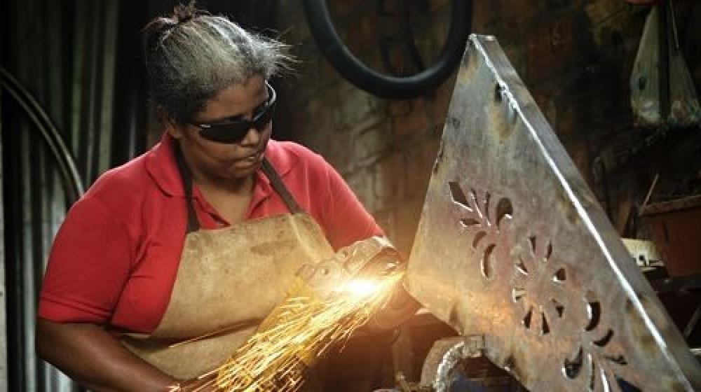 Mujer realizando un oficio patrimonial.
