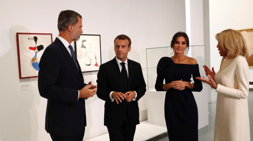 Los reyes Felipe y Letizia visitan, junto al presidente francés, Emmanuel Macron, y su esposa, Brigitte, la exposición sobre la obra del artista catalán Joan Miró "Miró, la coleur de mes rêves", en el Grand Palais, en París. 