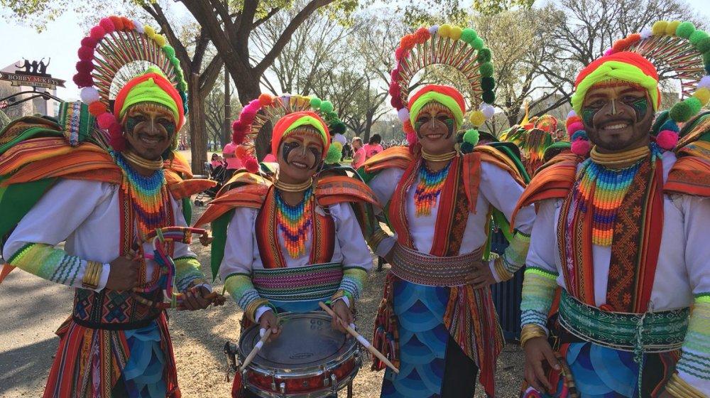 Danzantes del Carnaval de blancos y negros en Estados Unidos.