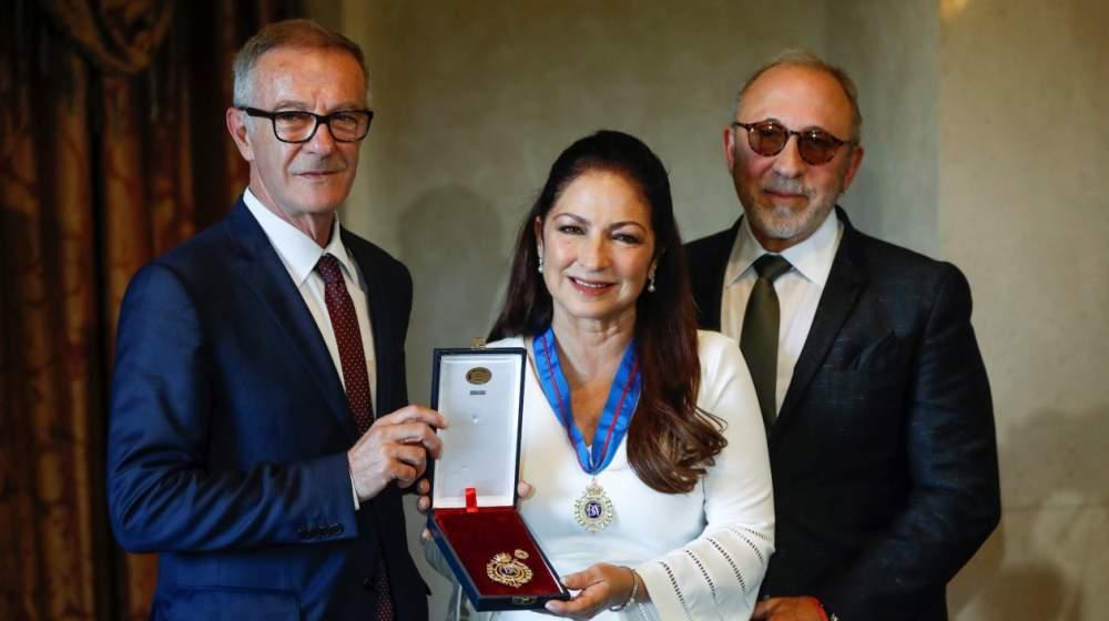 El ministro de Cultura José Guirao (i), la cantante, compositora y actriz cubano-estadounidense, Gloria Estefan, y el músico y, productor y marido de la cantante Emilio Estefan, durante la entrega de la Medalla de Oro de las Bellas Artes