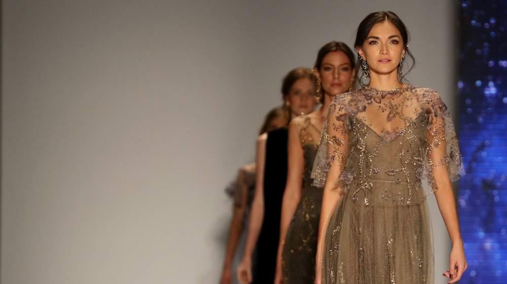 Modelos desfilan con creaciones de la diseñadora colombiana Isabel Henao. 