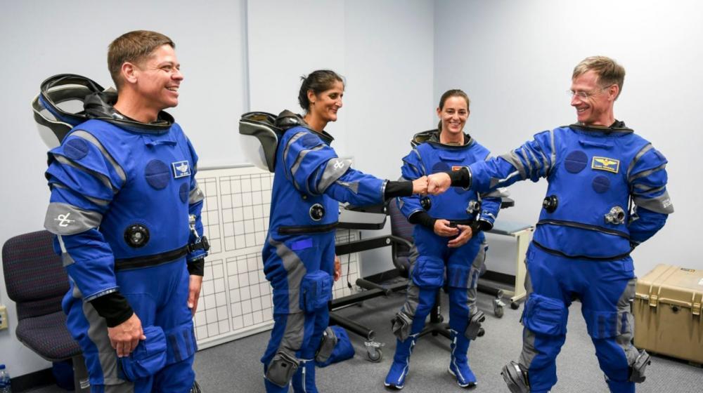 Algunos de los tripulantes que viajaran a bordo de las dos naves comerciales que las compañías Boeing y SpaceX .