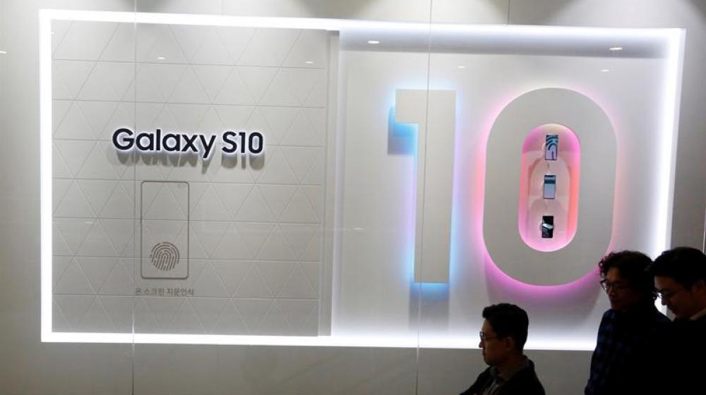 Surcoreanos visitan la galería de Samsung Electronics este viernes en Seúl (Corea del Sur).
