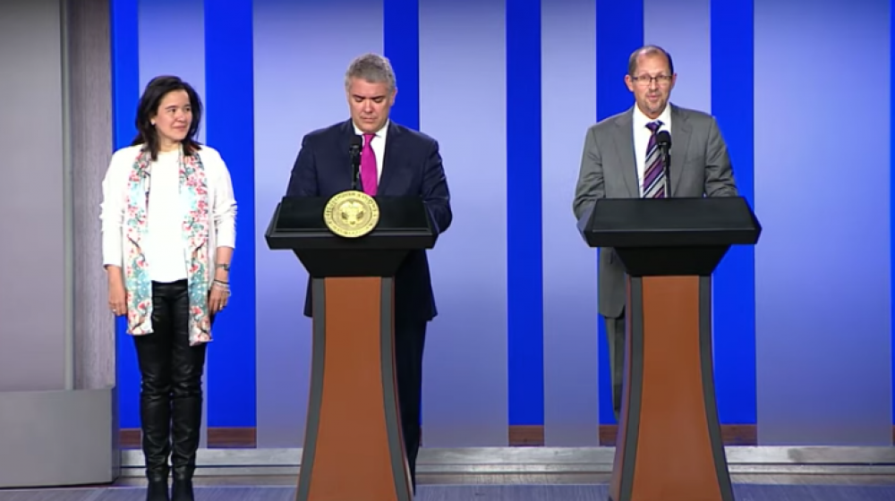 El CEO de Coursera, Jeff Maggioncalda, derecha; Presidente Duque al centro y la ministra de las TIC.