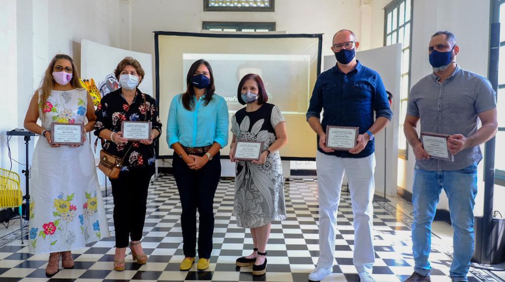 Varios de los homenajeados con la secretaria de Cultura, María Teresa Fernández.