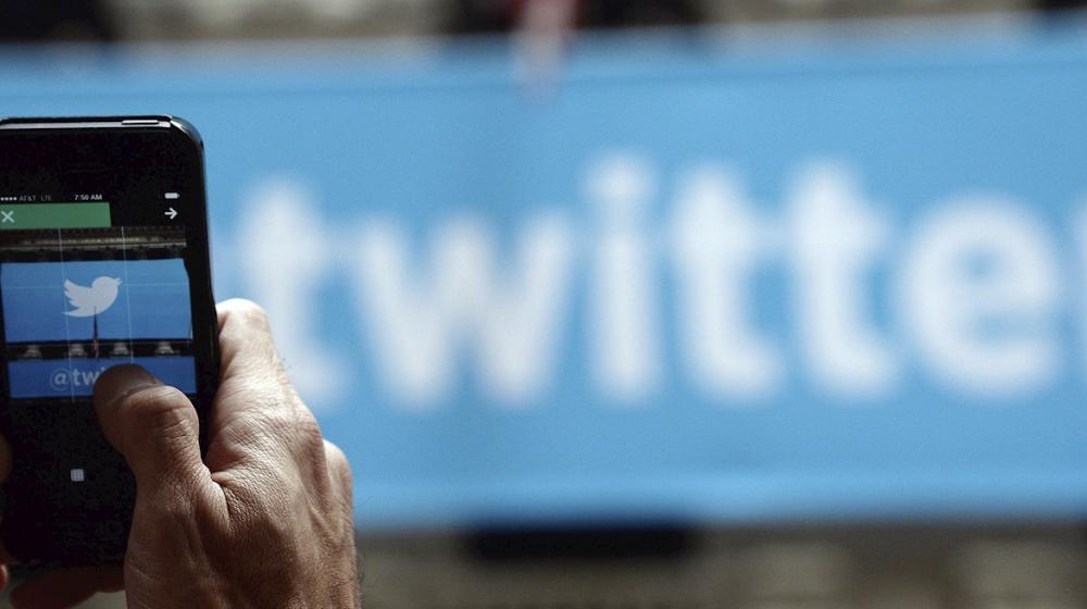 Imagen de archivo de un hombre que fotografía el logo de Twitter en Nueva York 