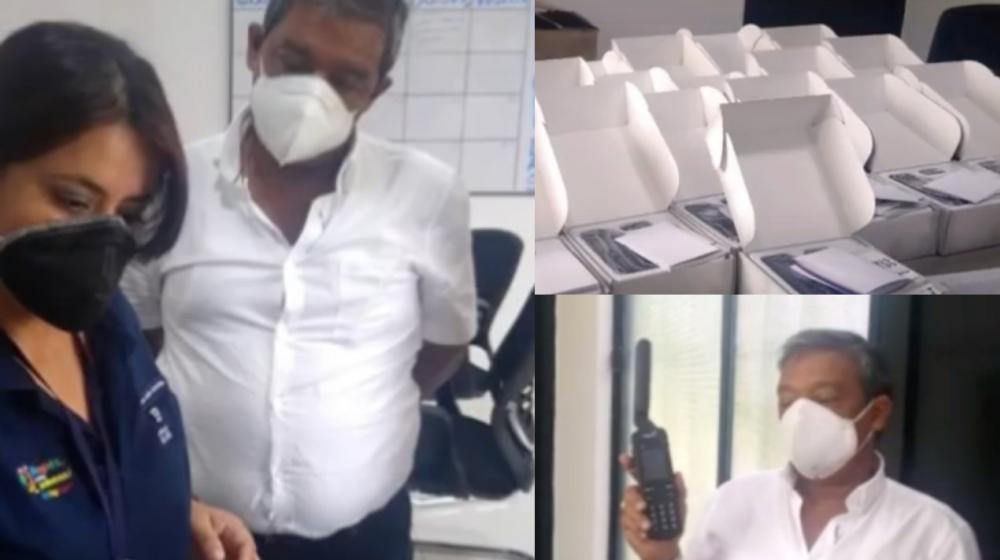 El Gobernador del Vaupés, Eliecer Pérez Gálvis, recibió los teléfonos satelitales.