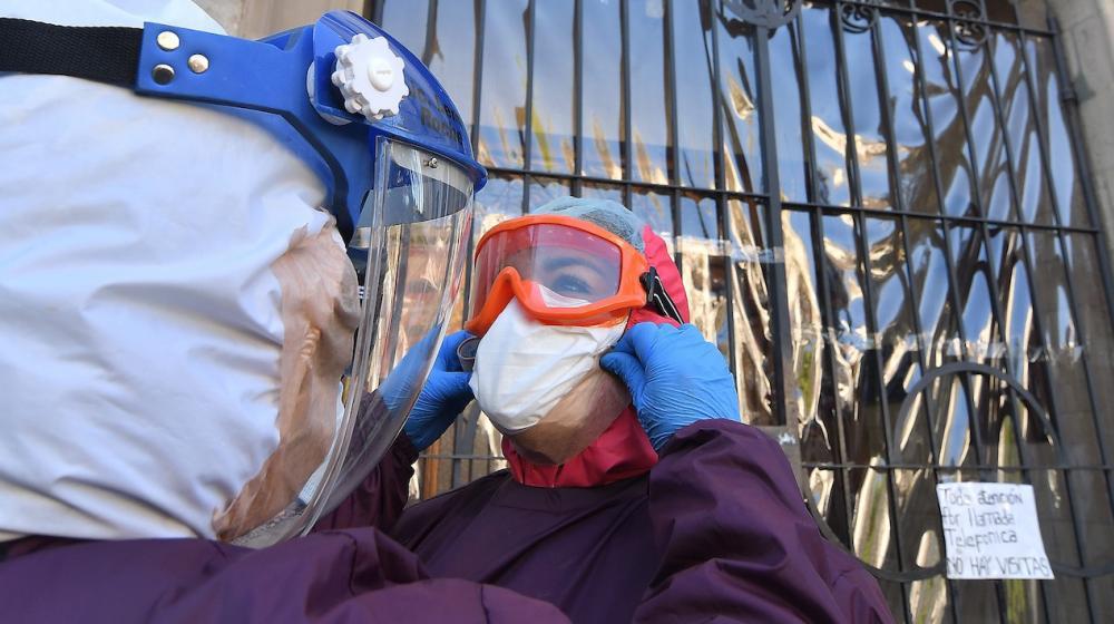 En ambiente de pánico las medidas son aceptadas sin ninguna resistencia. 