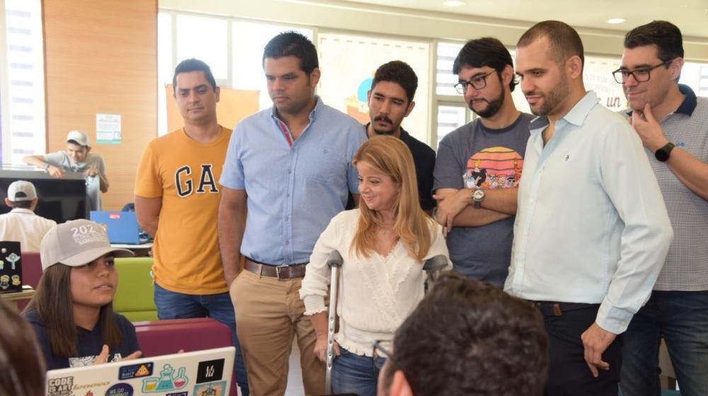 Gobernadora del Atlántico observa a jóvenes talentos de videojuegos.