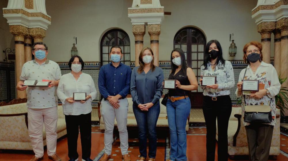 La secretaria de Cultura de Barranquilla, María Teresa Fernández, con un grupo de poetas.