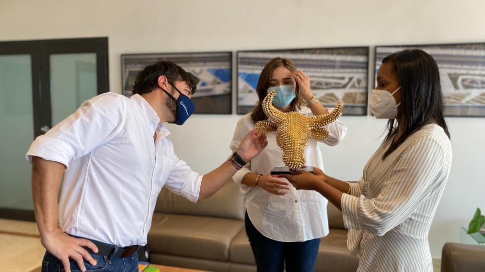 El alcalde Jaime Pumarejo, la secretaria de Cultura María Teresa Fernández, y la ministra de Cultura Angélica Mayolo.