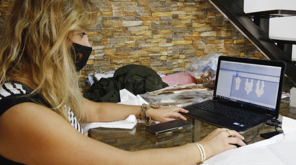 Empresaria usa el comercio electrónico para sus productos.