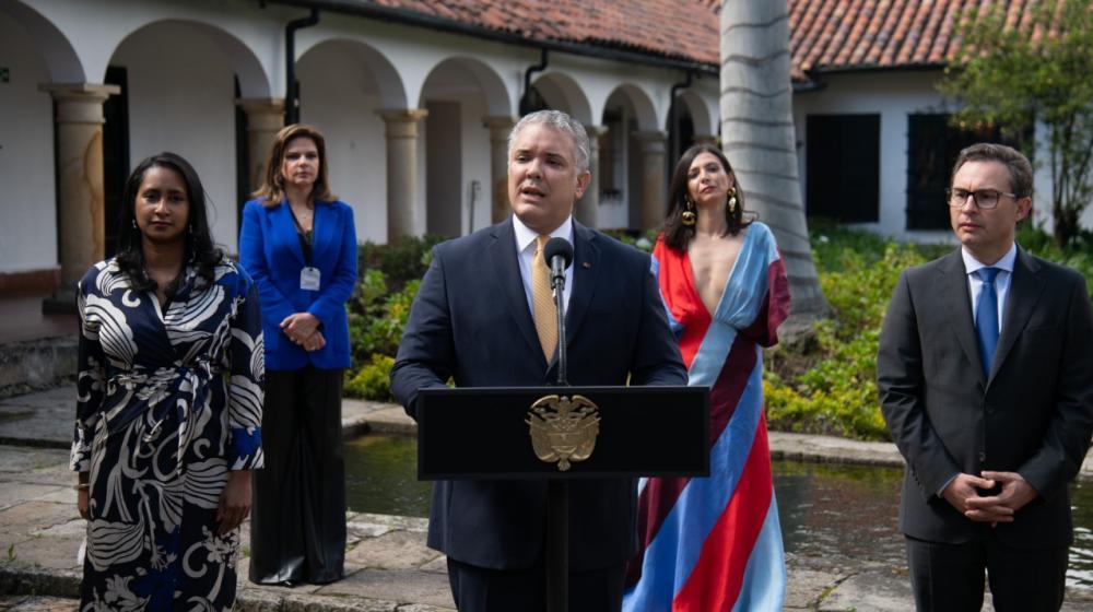 Presidente Duque, al centro, en su visita a la Feria Internacional de Arte de Bogotá, ARTBO 2021.