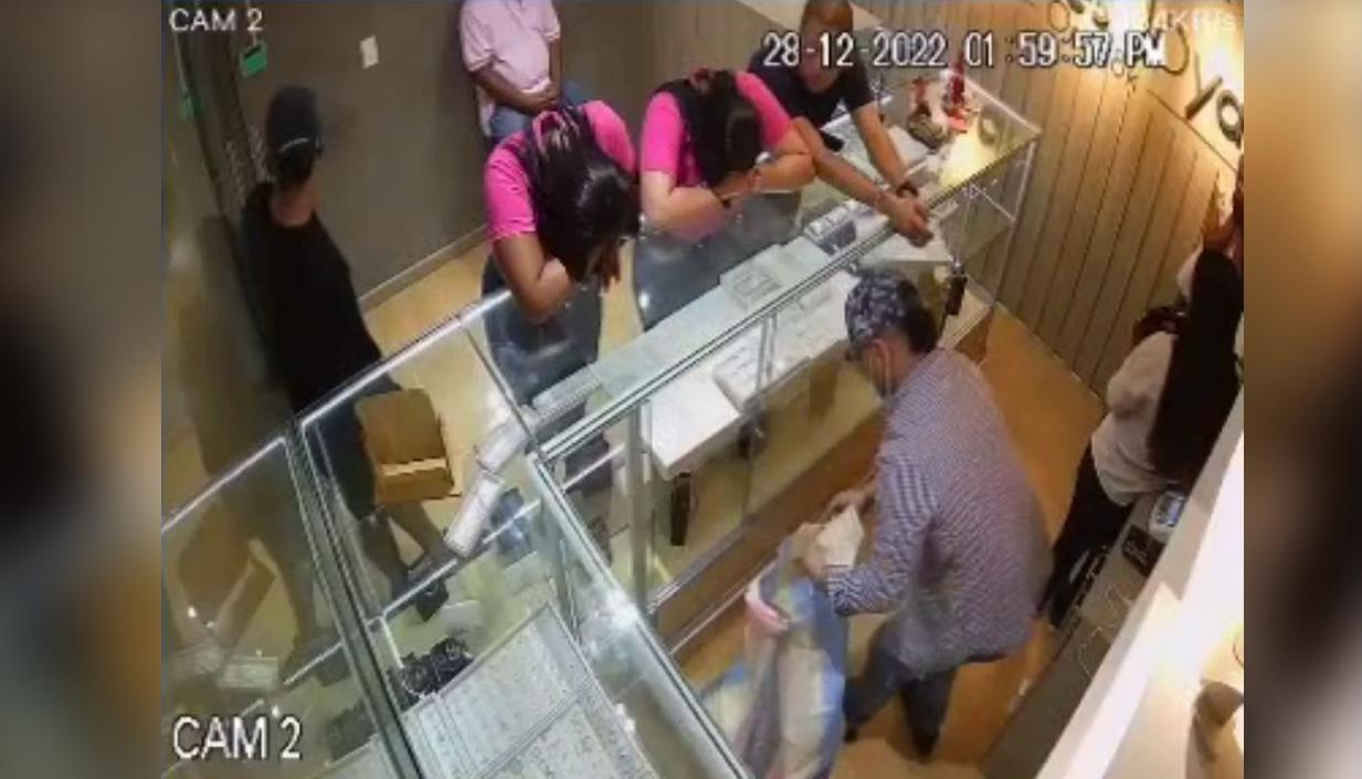 Momento en que ocurrió el atraco a la joyería, en Cartagena. 
