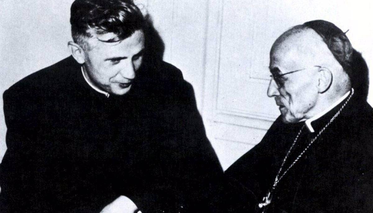 Benedicto XVI (izquierda) cuando era profesor de teología.
