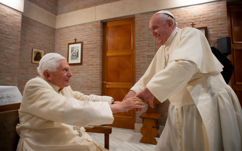 Benedicto XVI y Francisco.