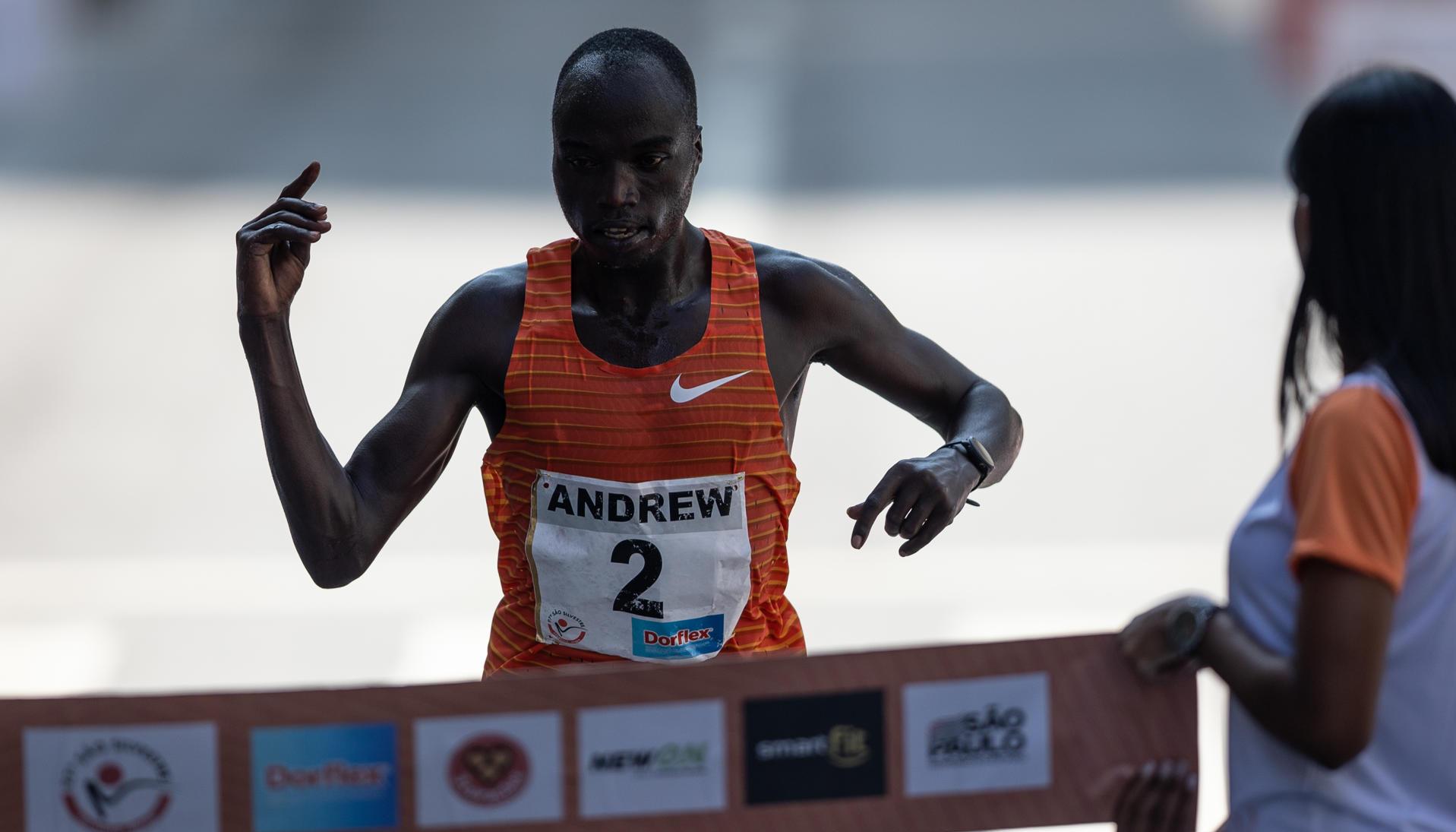 Andrew Rotich cruza la meta ubicada en la Avenida Paulista. 