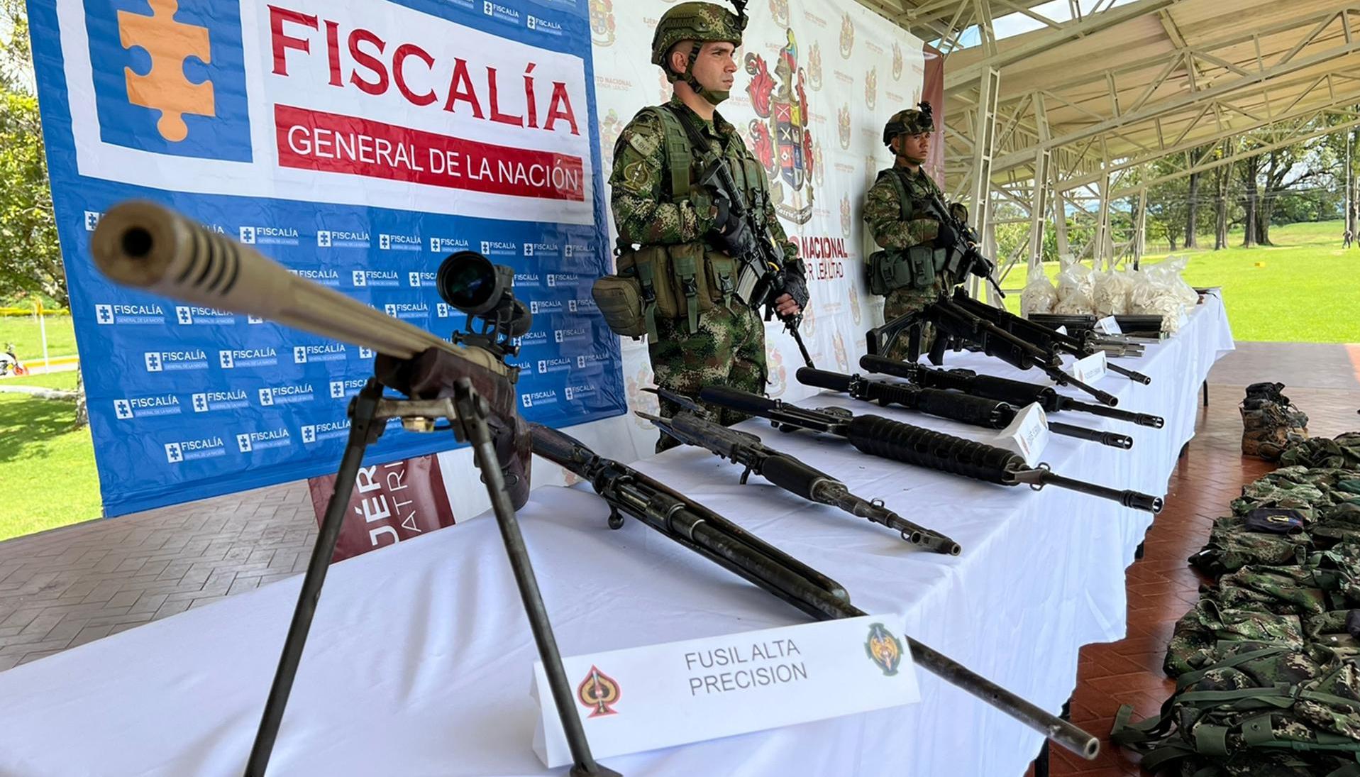 Integrantes del Ejército vigilan un armamento incautado en el Cantón Militar de la Tercera División en Popayán.