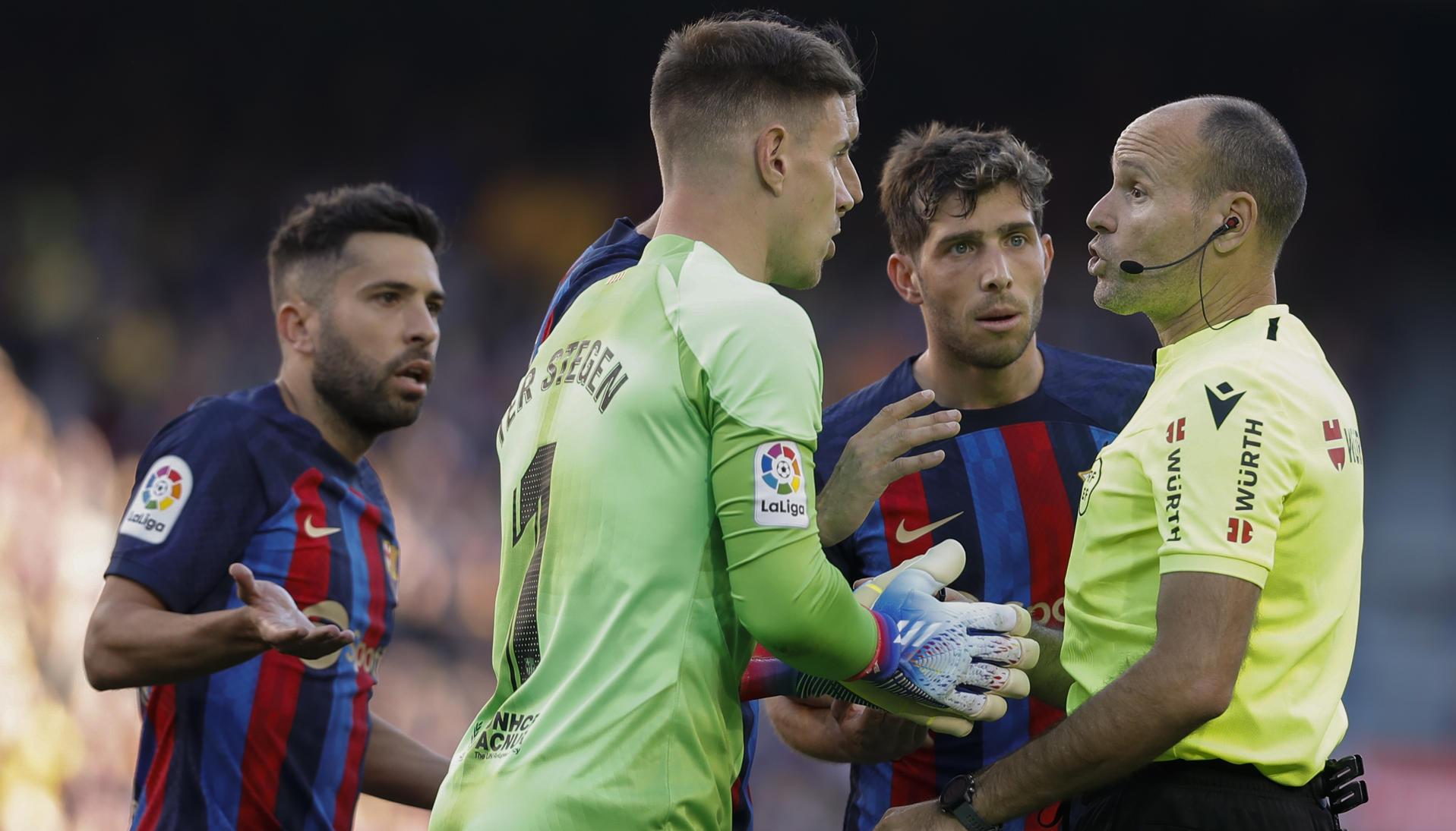 Ter Stegen, Jordi Alba y Sergi Roberto le protestan al árbitro Mateu Lahoz.