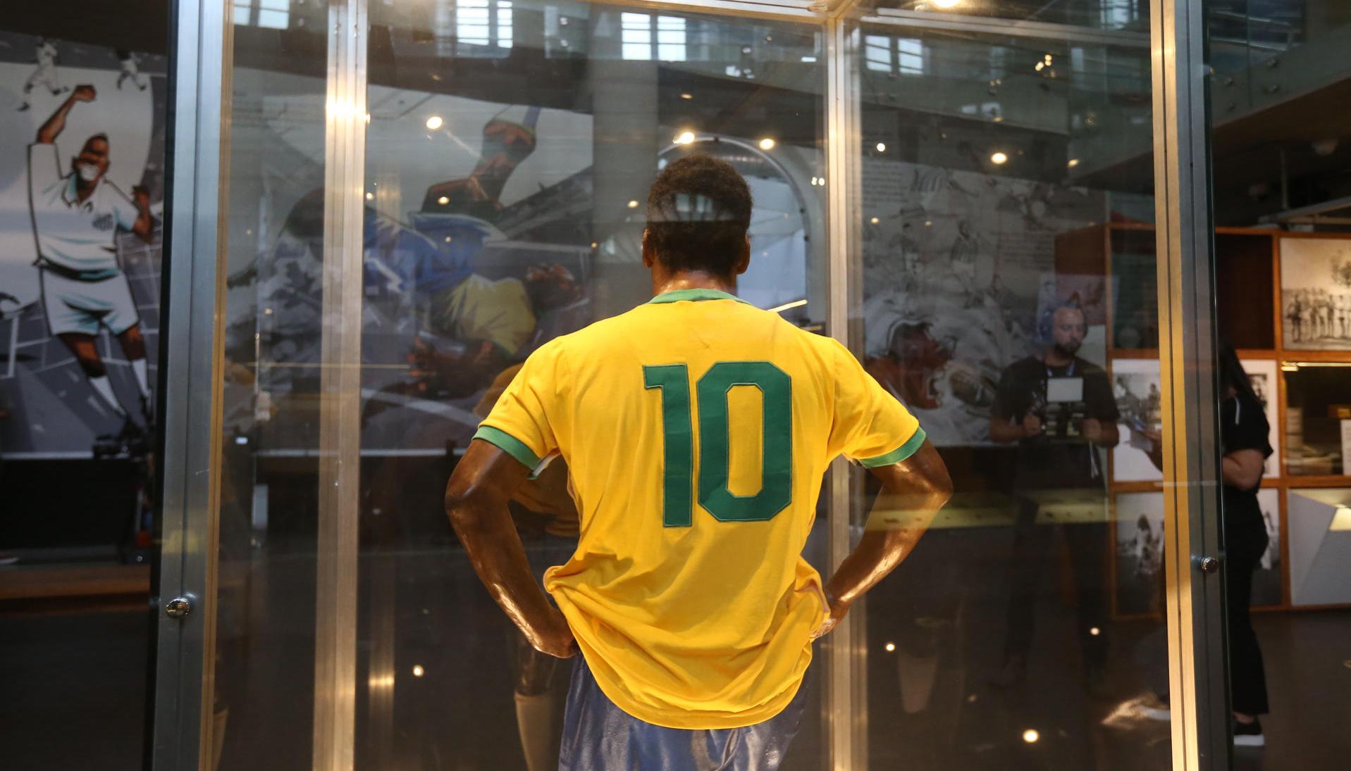 Una de las camisetas que usó Pelé con Brasil se exhibe en el museo que lleva su nombre.