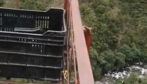 El teleférico fue construido artesanalmente con unas canastas.