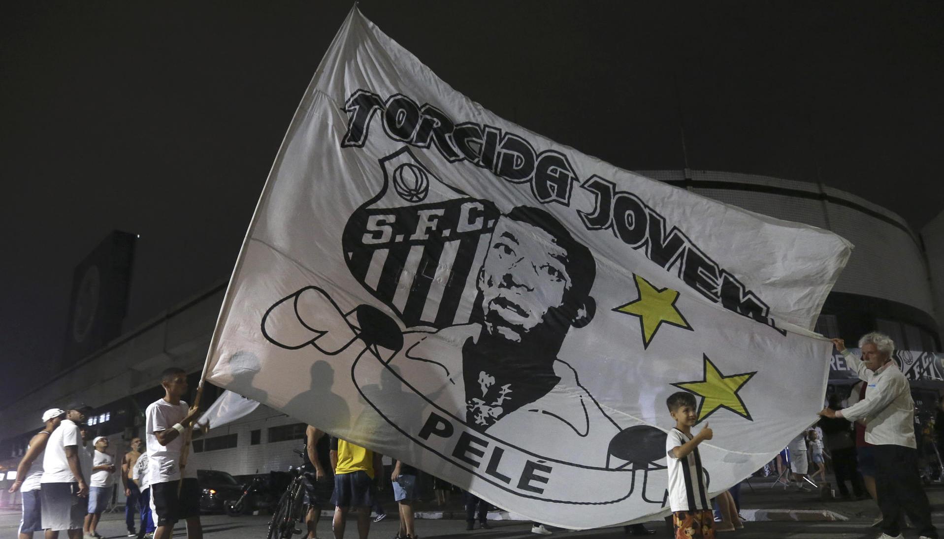 Aficionados del club Santos se concentran frente al estadio Urbano Caldeira en la Vila Belmiro, en la ciudad de Santos.