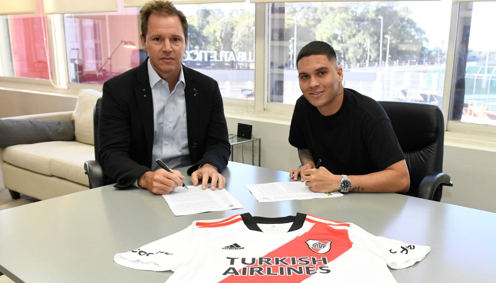 Juan Fernando Quintero junto al presidente de River, Jorge Brito.