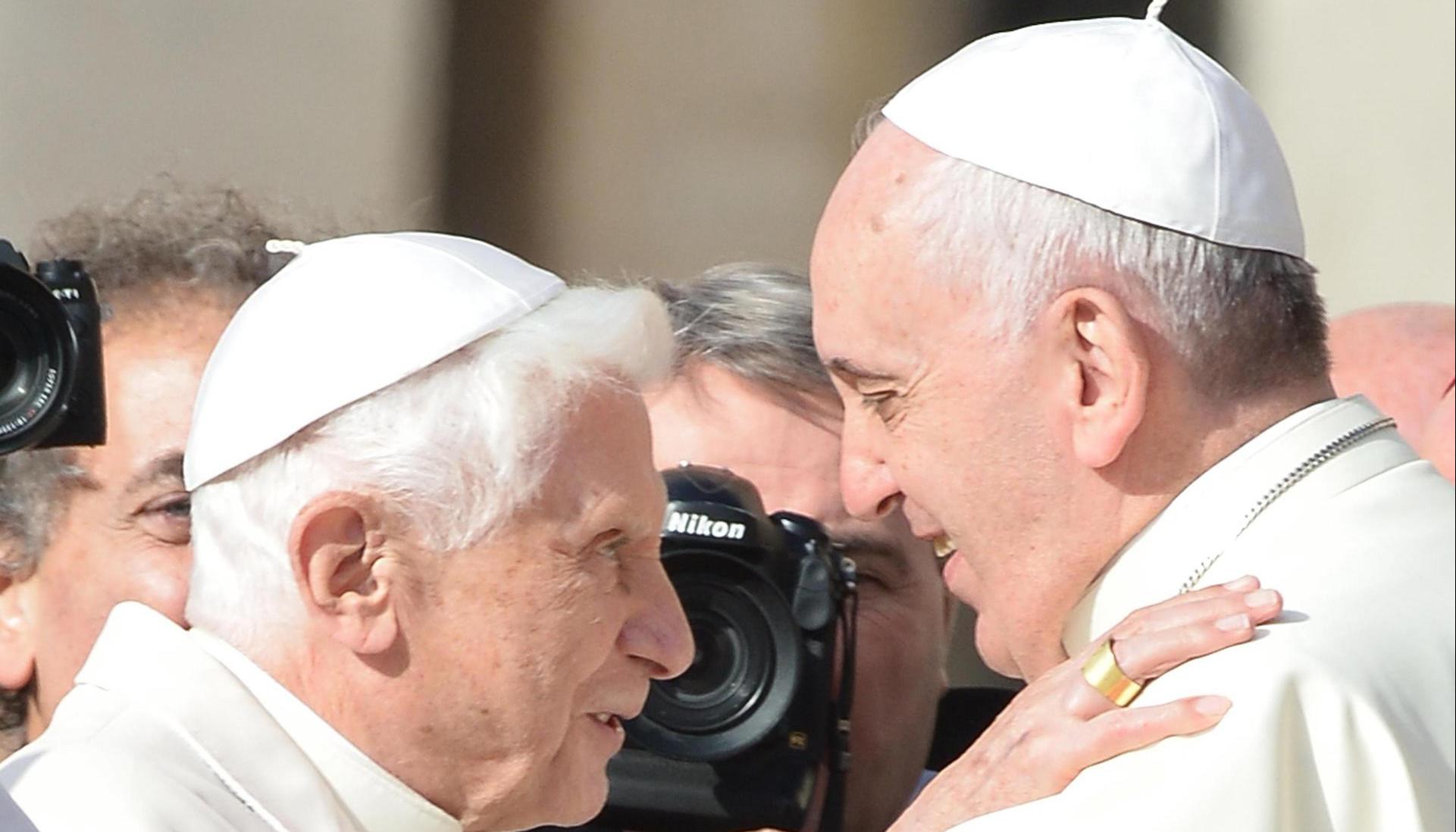Benedicto XVI con Francisco, quien lo sucedió en 2013 tras su renuncia.