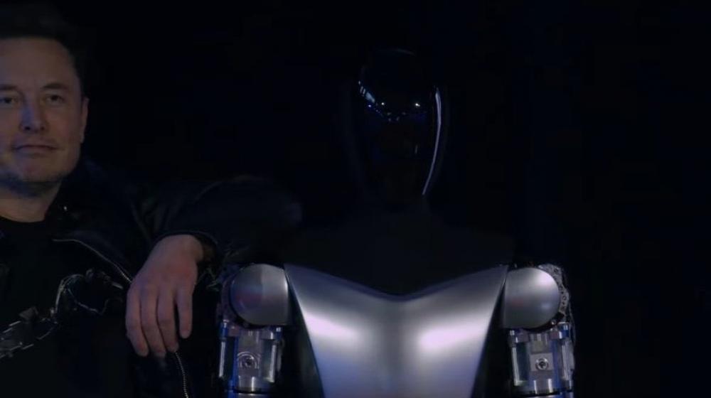  Elon Musk junto al robot.