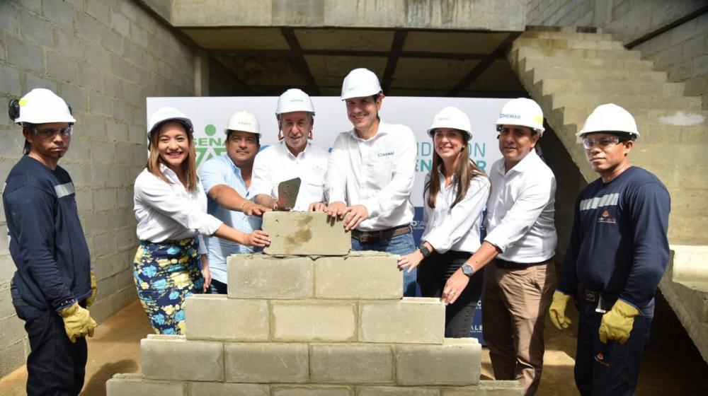 Directivos del Sena y de Fundación Buenamar, del Grupo Coremar, en la primera piedra en Palermo,