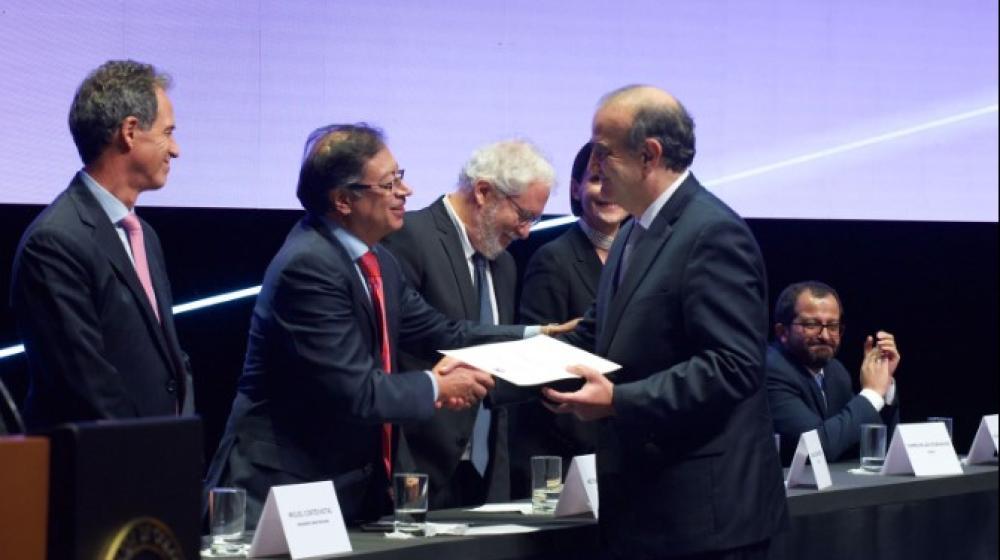 Fidel Cano, Premio Vida y Obra, recibe el galardón de manos del Presidente Gustavo Petro.