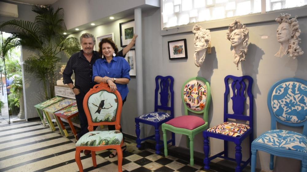 Joaquín Botero y Carla Celia, de J&C Gallery, con algunas de las piezas del show room 'Arte con sentido'.