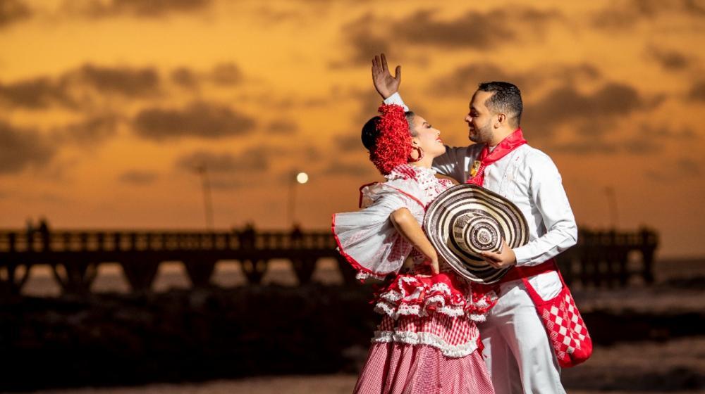 Una pareja de cumbiamberos en el muelle de Puerto Colombia.