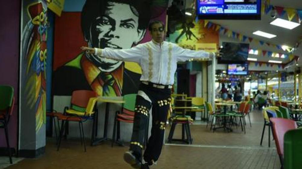 Michi Bogaloo, uno de los más reconocidos bailadores de salsa de Barranquilla.