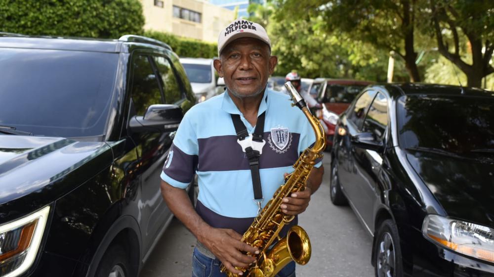 Félix Polanco Acosta, se apresta a iniciar la jornada, en la calle 76 con 57.
