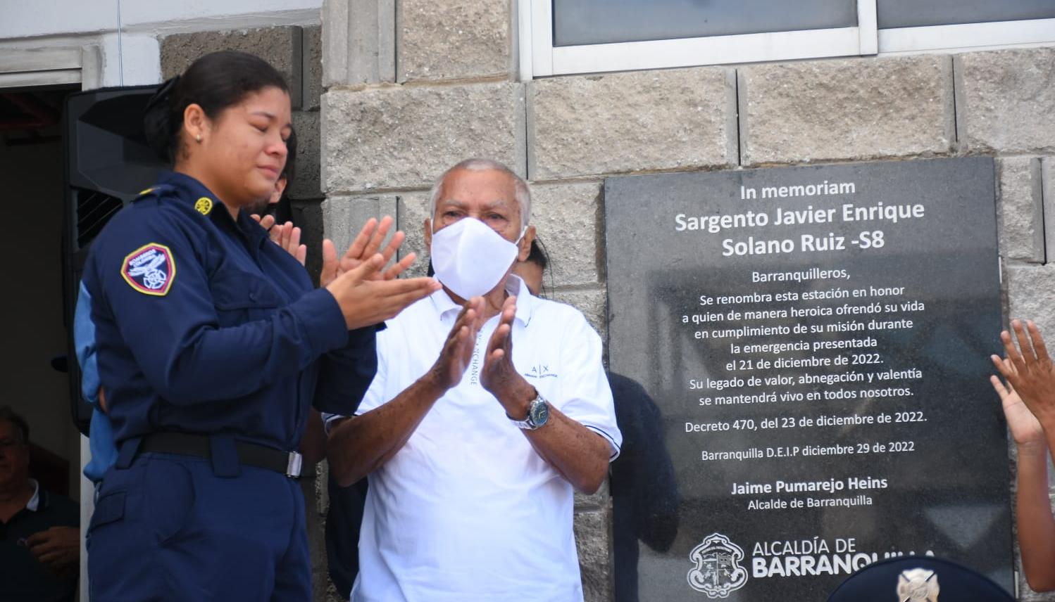 La placa de la ‘Estación de Bomberos Sargento Javier Solano Ruiz’.