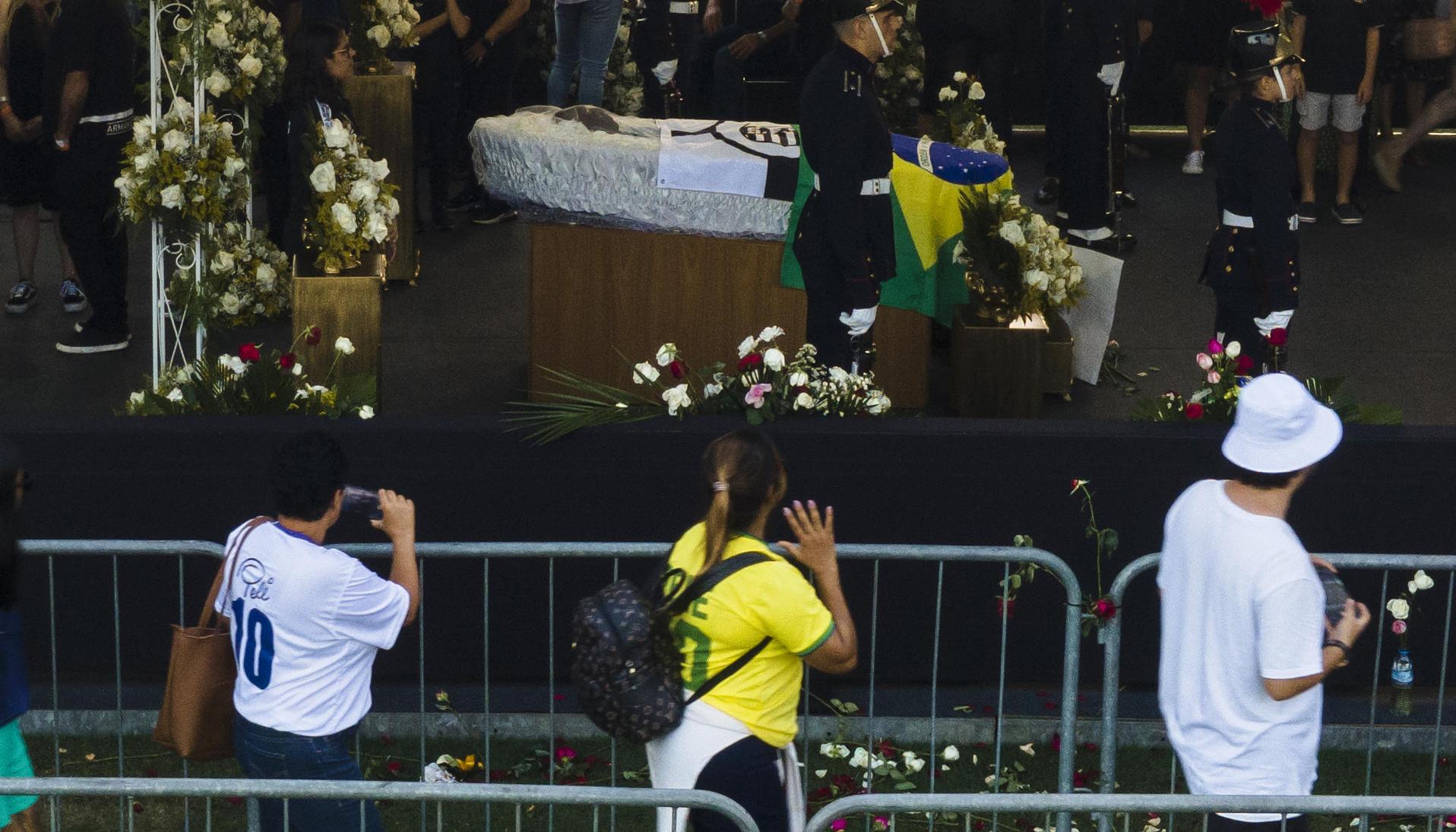 Miles de aficionados han despedido a Pelé en su lugar de velación.