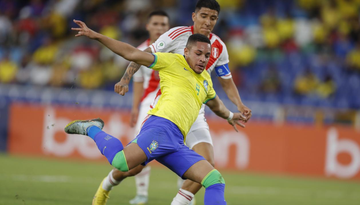 Vítor Roque marcó un doblete en el triunfo de Brasil.