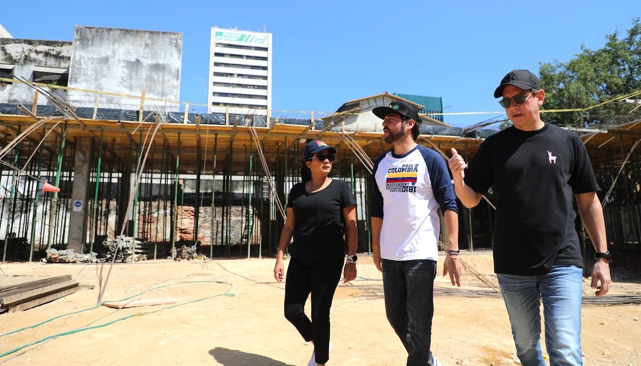 El Alcalde Jaime Pumarejo inspeccionando las obras.