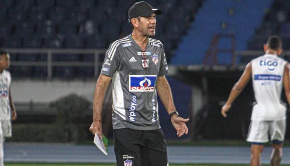 Arturo Reyes, DT del Junior.