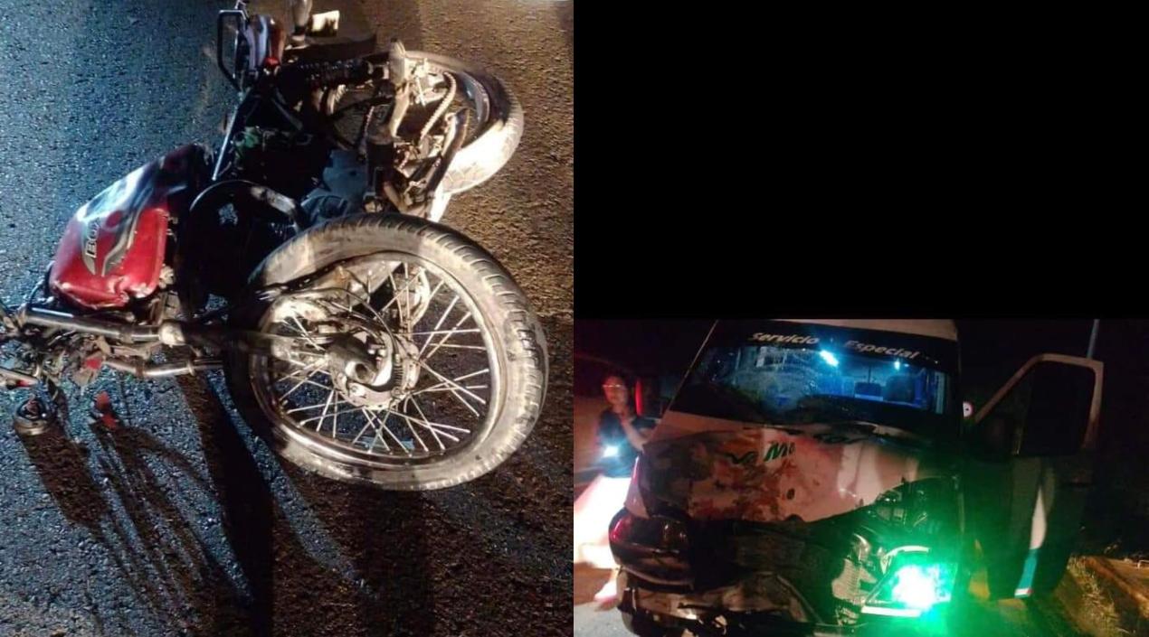 La moto y el microbús implicados en el accidente. 