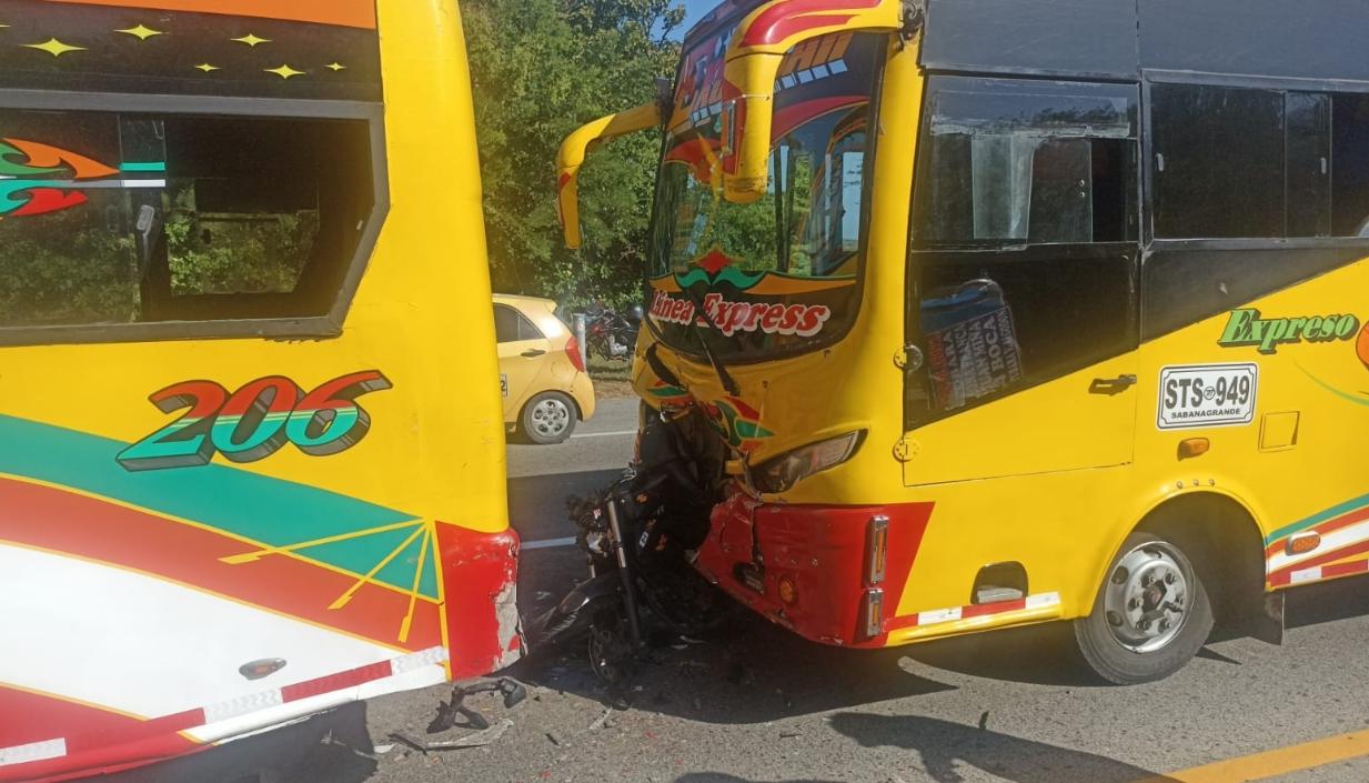Así quedó la motocicleta tras quedar entre los dos buses. 